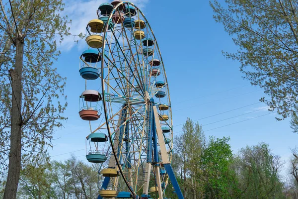 Старое Красочное Колесо Обозрения Парке Развлечений Многоцветная Советская Карусель Голубом — стоковое фото