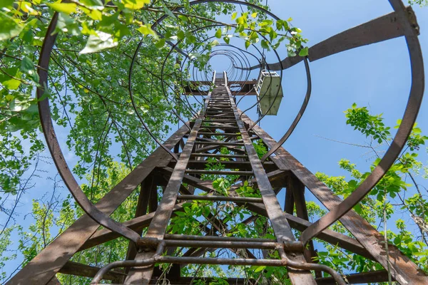 Elhagyott Toronykötél Emberek Szállítására Vidámparkban Régi Elavult Függőút Folyó Túloldalán — Stock Fotó