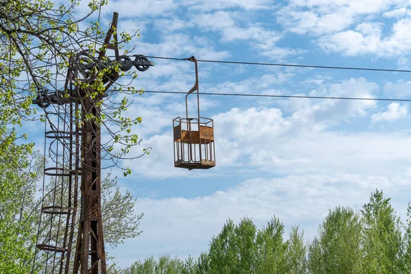 放弃在游乐园运送人的电缆 过河的那条老旧的悬停公路 老旧生锈的缆车在城市第聂伯 苏联的技术和吸引力 — 图库照片