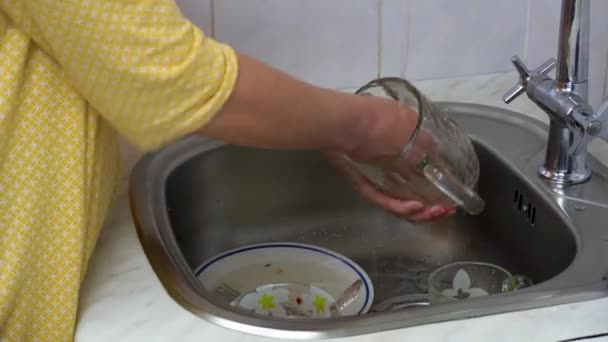 Femme Mains Avec Éponge Jaune Lave Vaisselle Dans Évier Gros — Video