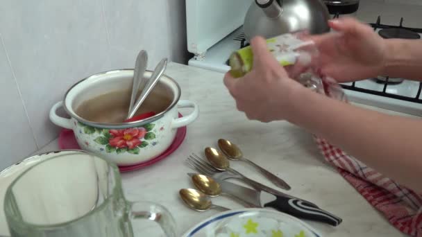 Frauenhände Mit Trockenem Handtuch Wischen Geschirr Großaufnahme Hausfrau Macht Gewaschene — Stockvideo