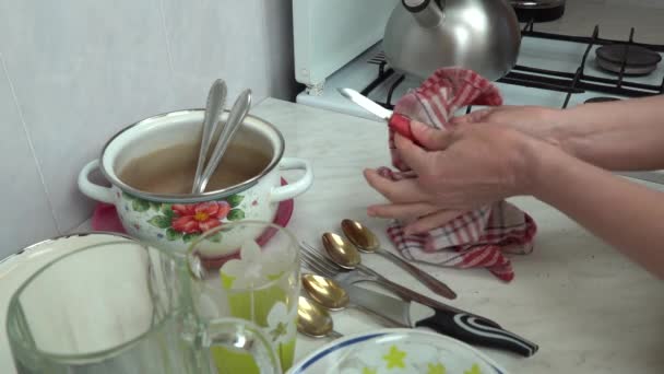 Жінка Руки Сухим Рушником Протирає Посуд Поверхневому Столі Крупним Планом — стокове відео