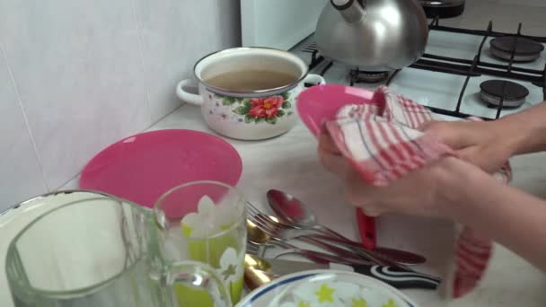 Γυναικεία Χέρια Στεγνή Πετσέτα Σκουπίστε Πιάτα Στο Τραπέζι Επιφάνεια Close — Αρχείο Βίντεο