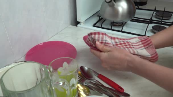 Γυναικεία Χέρια Στεγνή Πετσέτα Σκουπίστε Πιάτα Στο Τραπέζι Επιφάνεια Close — Αρχείο Βίντεο