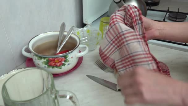 Kadın Elleri Kuru Havluyla Yüzey Masasında Bulaşık Silerken Hanımı Bulaşık — Stok video
