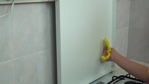 Limpeza Arrumação Fogão Gás Doméstico Mãos Mulher Esfregam Superfície Branca — Vídeo de Stock