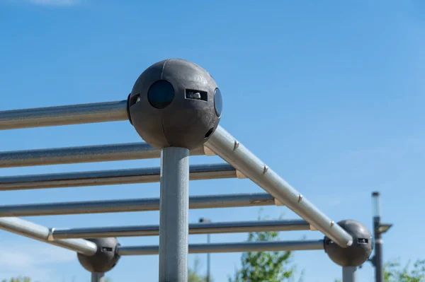 Szabadtéri Sportpálya Városi Parkban Utcai Tornaterem Vízszintes Rudakkal Oszlopokkal Mérlegekkel — Stock Fotó