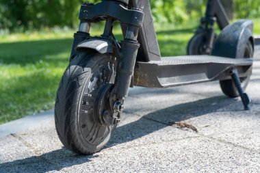 Kullanılmış elektrikli scooter 'ın detaylı mekanizması. Tekerlek, şok emici toplu taşıma aracı. Çağdaş kentlerde ekipman teknolojisi ekonomik araç. Cihaz ekolojik limansız nakliye.