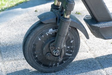 Kullanılmış elektrikli scooter 'ın detaylı mekanizması. Tekerlek, şok emici toplu taşıma aracı. Çağdaş kentlerde ekipman teknolojisi ekonomik araç. Cihaz ekolojik limansız nakliye.