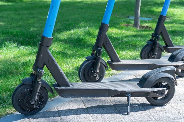 Şehrin Kaldırımına Park Edilmiş Elektrikli Scooter Toplu Taşıma Kaldırımda Duruyor — Stok fotoğraf