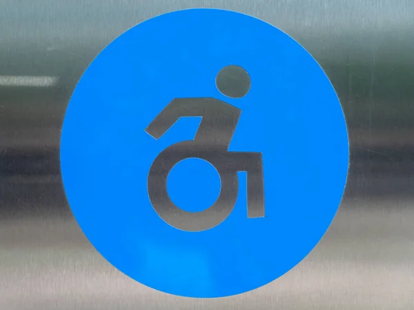 残疾人签名特写 公共残疾人厕所的信息板 金属背景下蓝色圆形图标轮椅的设计 水柜的说明性标签 工伤和残疾工人 — 图库照片