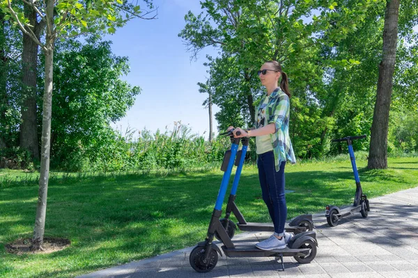 Femme Insouciante Aller Voiture Sur Scooter Électrique Location Dans Parc — Photo