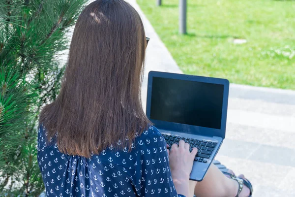 Pracuje Laptopie Parku Miejskim Kształcenie Młodych Studentów Świeżym Powietrzu Kobieta — Zdjęcie stockowe