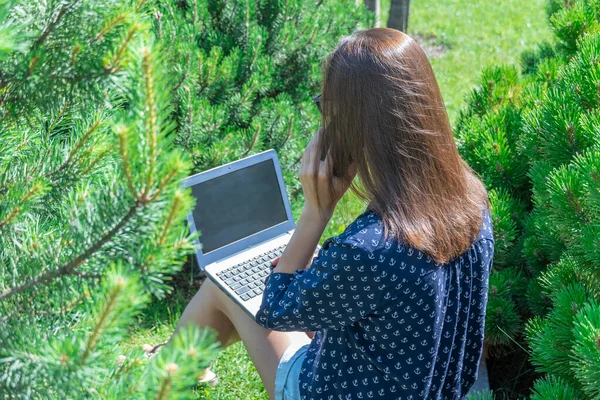 Kobieta Pracuje Laptopie Rozmawia Przez Telefon Komórkowy Parku Miejskim Kształcenie — Zdjęcie stockowe