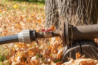 Eski otomatik sulama borularının valf ve bağlantı boruları. Kapat ya da su düğmesini aç. Su şebekesinin düzenleyicisi ve kontrolü. Koleksiyoncuda top musluğu. Hortumlar sıhhi amaçla kullanılır. Boru hattı ekipmanı