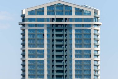 Geometri modern apartman dışı. Lüks ev ve kompleksin mimari detayları. Çağdaş yerleşim yeri parçası. İş bölgesinde yeni çok katlı gökdelenler.