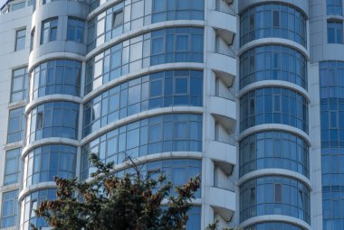 Geometri modern apartman dışı. Lüks ev ve kompleksin mimari detayları. Çağdaş yerleşim yeri parçası. İş bölgesinde yeni çok katlı gökdelenler.