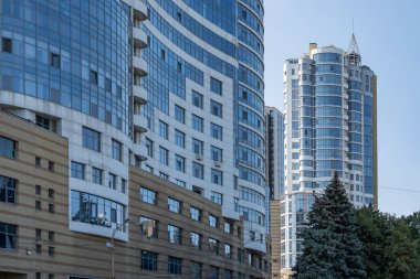 Geometri modern apartman dışı. Lüks ev ve kompleksin mimari detayları. Çağdaş yerleşim yeri parçası. İş bölgesinde yeni çok katlı gökdelenler.