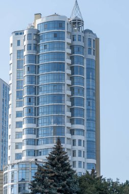 Geometri modern apartman dışı. Lüks ev ve kompleksin mimari detayları. Çağdaş yerleşim yeri parçası. İş bölgesinde yeni çok katlı gökdelenler.