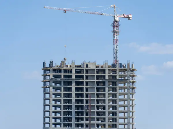 Промышленные Строительные Краны Работают Над Новым Современным Зданием Инженерное Многоэтажное — стоковое фото