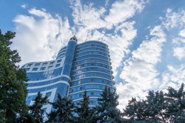 Geometri modern apartman dışı. Lüks ev ve kompleksin mimari detayları. Çağdaş yerleşim yeri parçası. İş bölgesinde yeni çok katlı gökdelenler.