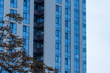 Geometri modern apartman dışı. Lüks ev ve kompleksin mimari detayları. Çağdaş yerleşim yeri parçası. İş bölgesinde yeni çok katlı gökdelenler.