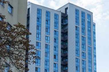 Geometri modern apartman dışı. Lüks ev ve kompleksin mimari detayları. Çağdaş yerleşim yeri parçası. İş bölgesinde yeni çok katlı gökdelenler.