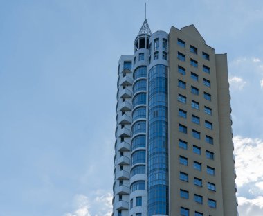 Geometri modern apartman dışı. Lüks ev ve kompleksin mimari detayları. Çağdaş yerleşim yeri parçası. İş bölgesinde yeni çok katlı gökdelenler.