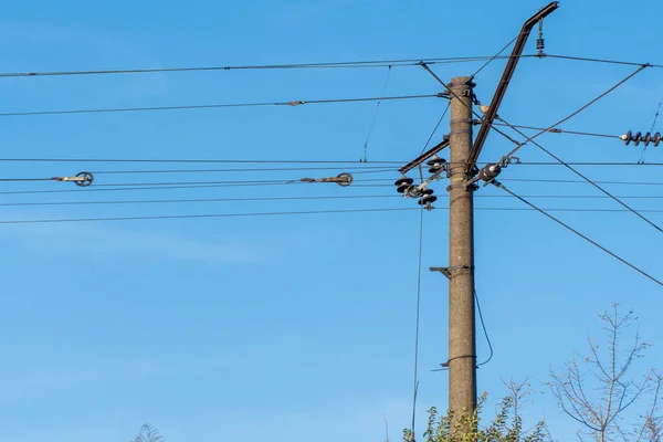 青空の背景に電化された鉄道ポール 鉄道トラックに沿って柱上の電源ライン キャタリーワイヤーの技術 電圧システムの詳細構造 鉄道の設備について — ストック写真