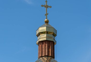 Altın kubbeli ahşap kilise ve Ortodoks Hıristiyan dini. Modern şehirde ibadet için inşa edilmiş bir yapı. Yeşil parklı manzara ve çapraz kuleli kule. Dnipro 'daki Ukrayna Ortodoks Kilisesi