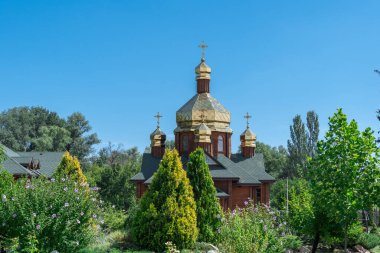 Altın kubbeli ahşap kilise ve Ortodoks Hıristiyan dini. Modern şehirde ibadet için inşa edilmiş bir yapı. Yeşil parklı manzara ve çapraz kuleli kule. Dnipro 'daki Ukrayna Ortodoks Kilisesi