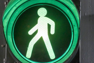 Klasik trafik ışığının yeşil ışığı yakın plan. Metalik, eski moda başlangıç ışığı. Güvenlik ekipmanları trafiği başlatmak için yol işaretidir. Yeşil mercekli güvenlik yönetmeliği. Retro biçim denetimini uyar.