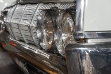 Eski model arabanın farları yakın plan. Eski moda otomobillerin far lambaları. Retro aracın ayrıntısı olarak projektör. Optikler iyi durumda. Makine zarafeti bölümü.