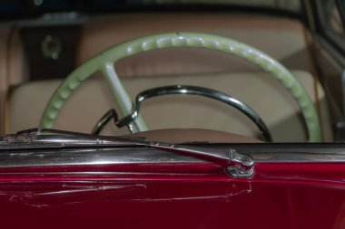 Klasik arabanın direksiyon simidini yakın plan. Eski moda klasik bir otomobilin içi. Klasik usul kontrol ulaşımı için iyi bir durum. Gösterge paneli araç parçası. Direksiyon makinesi..