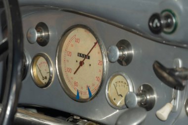 Eski model arabanın ön paneli, yakın plan. Eski moda klasik bir otomobilin içi. Klasik usul kontrol ulaşımı için iyi bir durum. Gösterge paneli araç parçası. Araç içi yedek parça.