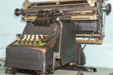 Eski metal antika daktilo, yakın plan. Roller 'ın etrafına yerleştirilmiş kağıt üzerinde alfabetik karakterler, rakamlar ve tipografik semboller üretmek için tuşları olan eski bir makine. Retro teknolojisi