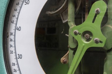 Mekanik zemin ölçekli vintage yakın çekim. Eski moda mutfak dengesi çemberini ölçüyorum. Kitle ölçüm birimi kg ile retrostil mutfak ölçeği. Ölçümün ağır metal aleti.