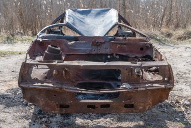 Yakın planda yanmış ve paslı bir araba. Kaza ve felaket sonucu hasar görmüş bir otomobil. Çalıntı ve sonradan terk edilmiş eski bir ulaşım suçu. Acil durum kundaklama ve itfaiye arabası sigortası.