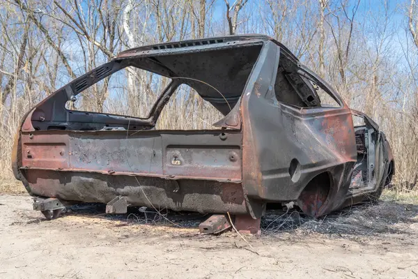 Yakın planda yanmış ve paslı bir araba. Kaza ve felaket sonucu hasar görmüş bir otomobil. Çalıntı ve sonradan terk edilmiş eski bir ulaşım suçu. Acil durum kundaklama ve itfaiye arabası sigortası.