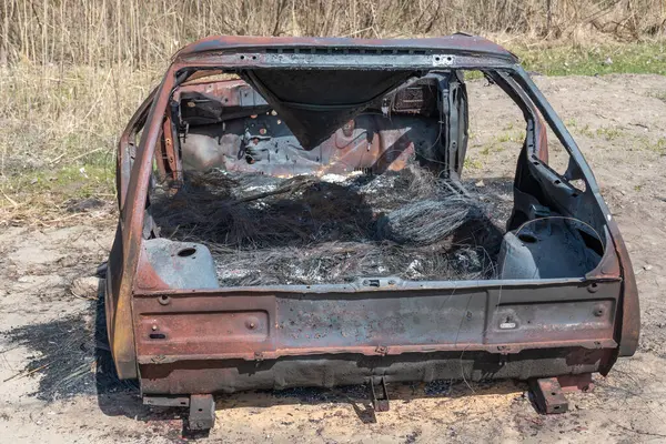 Yakın planda yanmış ve paslı bir araba. Kaza ve felaket sonucu hasar görmüş bir otomobil. Çalıntı ve sonradan terk edilmiş eski bir ulaşım suçu. Acil durum kundaklama ve itfaiye arabası sigortası.