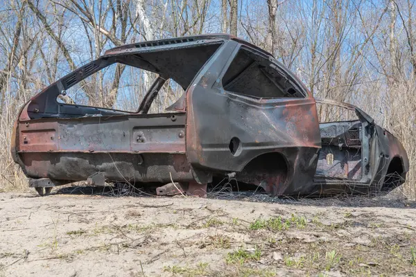 Yakın planda yanmış ve paslı bir araba. Kaza ve felaket sonucu hasar görmüş bir otomobil. Çalıntı ve sonradan terk edilmiş eski bir ulaşım suçu. Acil durum kundaklama ve itfaiye arabası sigortası.