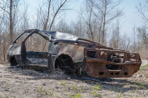 Yakın planda yanmış ve paslı bir araba. Kaza ve felaket sonucu hasar görmüş bir otomobil. Çalıntı ve sonradan terk edilmiş eski bir ulaşım suçu. Acil durum kundaklama ve itfaiye arabası sigortası.