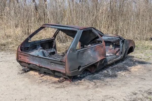 Yakın planda yanmış ve paslı bir araba. Kaza ve felaket sonucu hasar görmüş bir otomobil. Çalıntı ve sonradan terk edilmiş eski bir ulaşım suçu. Acil durum kundaklama ve itfaiye arabası sigortası.