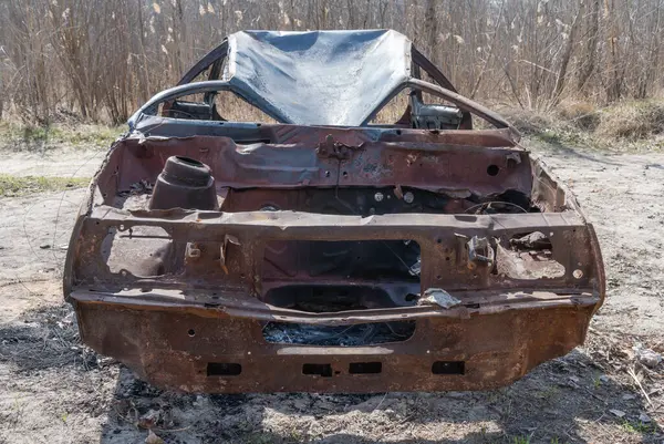 Yakın planda yanmış ve paslı bir araba. Kaza ve felaket sonucu hasar görmüş bir otomobil. Çalıntı ve sonradan terk edilmiş eski bir ulaşım suçu. Acil durum kundaklama ve itfaiye arabası sigortası.