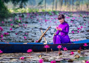 Teknede fotoğraf çekmek için poz veren güzel Vietnamlı model.