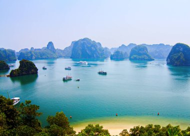 Ha Long Körfezi 'nin doğal güzelliği, Vietnam' daki bir dünya mirası.