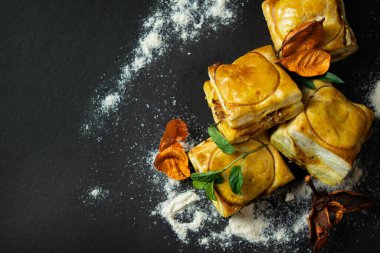 Siyah arka planda fırın atıştırmalıkları veya pastane köfteleri