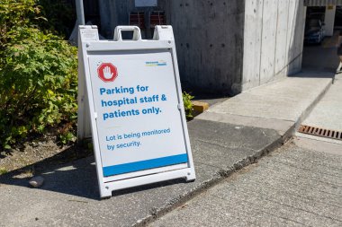 Vancouver, Kanada - 12 Temmuz 2022: Sadece Lions Gate Hastanesi önünde hastane personeli ve hastalar için imzalı otopark