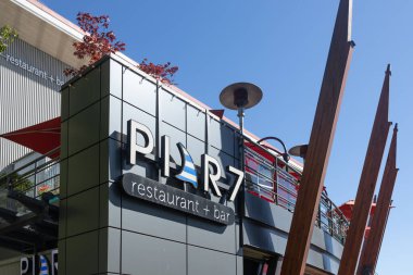 Vancouver, Kanada - 12 Temmuz 2022: Kuzey Vancouver 'daki ShipYards bölgesinde Pier7 Restoranı