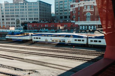 Vancouver, Kanada - 12 Temmuz 2022: Vancouver şehir merkezindeki Waterfront istasyonundan Batı Kıyısı Ekspres Treni